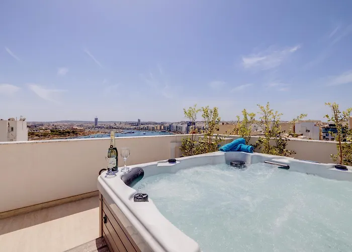 Stylish Penthouse Rooftop Hot Tub Harbour Views