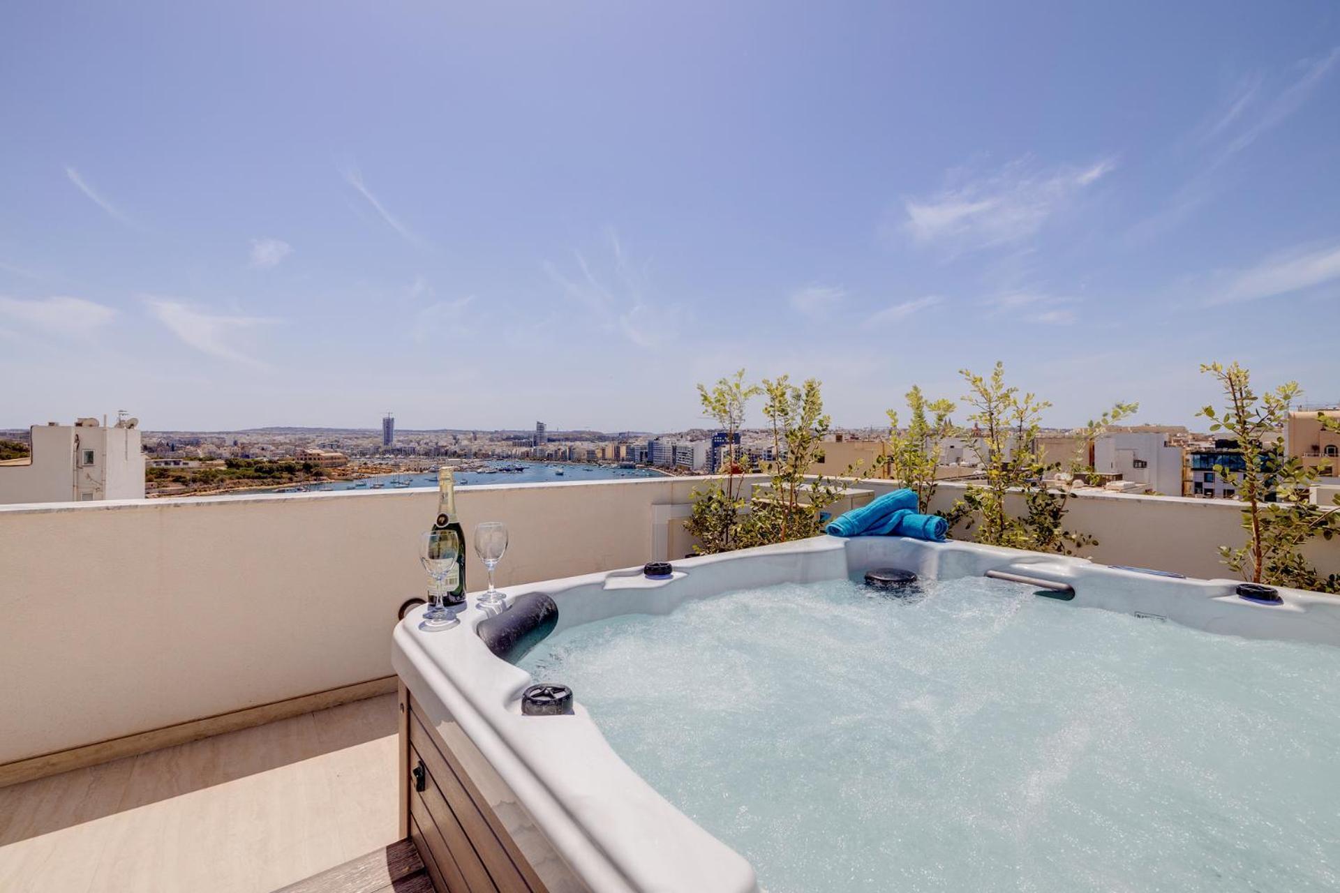 Stylish Penthouse Rooftop Hot Tub Harbour Views Apartment Sliema
