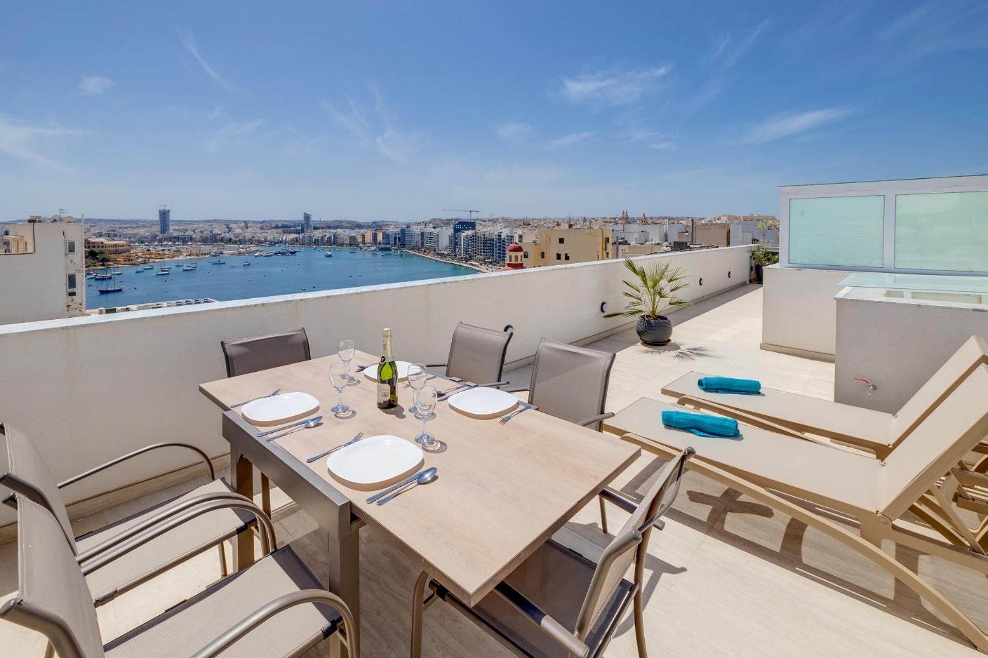 Stylish Penthouse Rooftop Hot Tub Harbour Views *