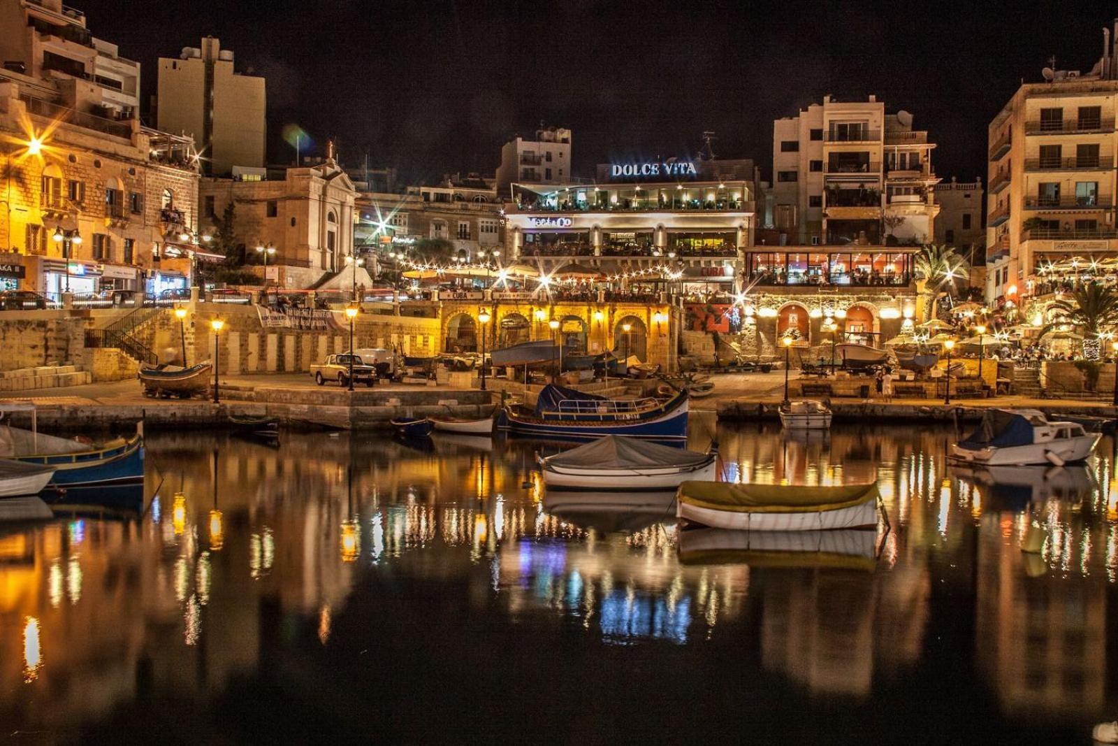 Stylish Penthouse Rooftop Hot Tub Harbour Views * Sliema