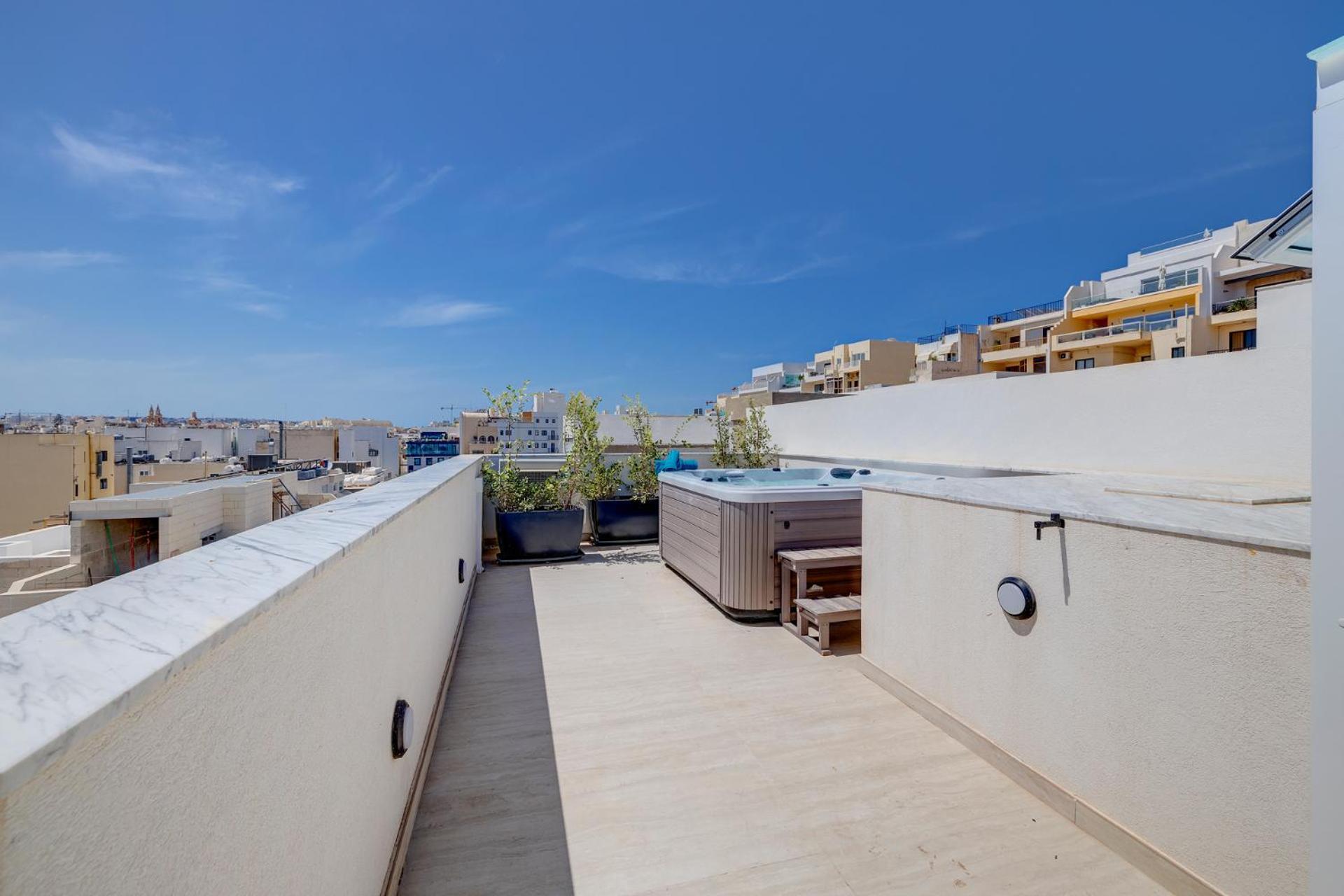 Stylish Penthouse Rooftop Hot Tub Harbour Views *